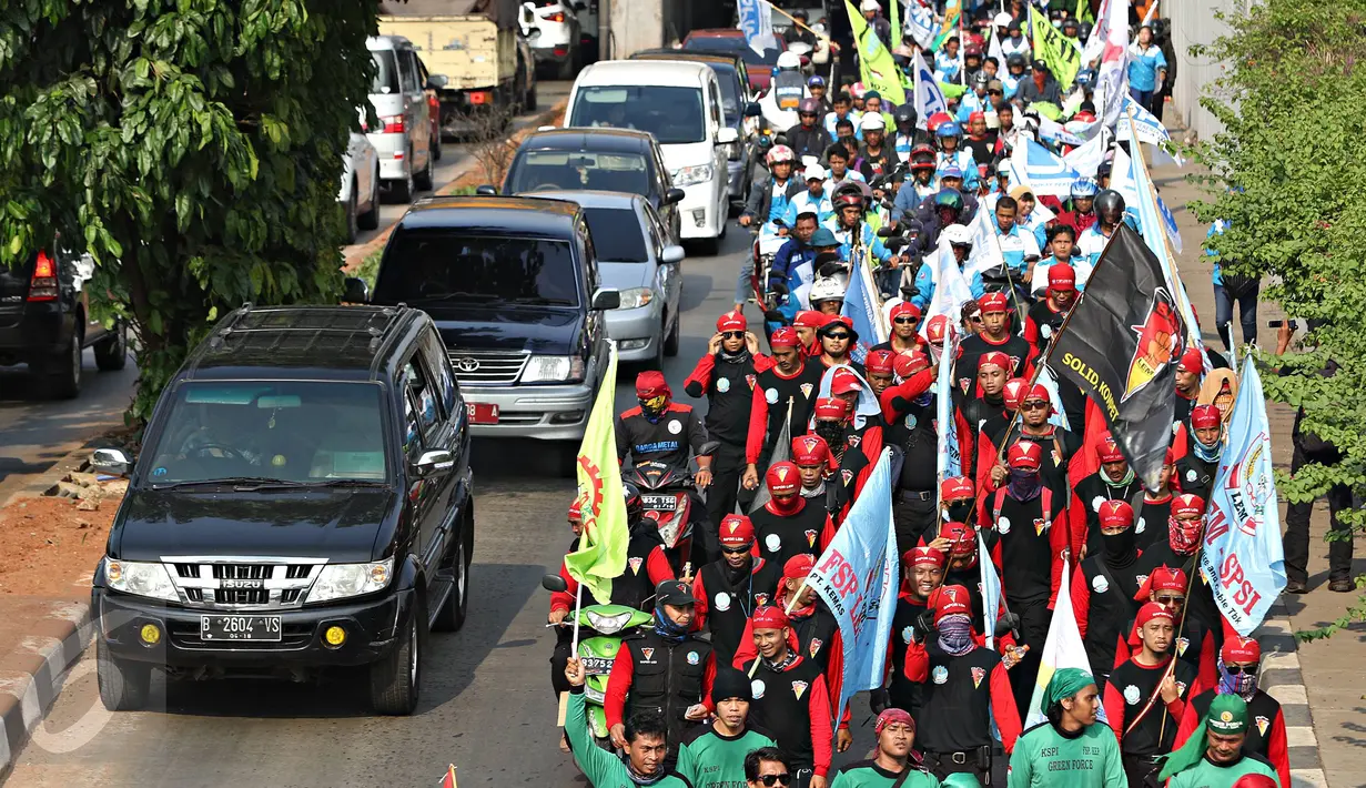 Gerakan Buruh Indonesia-Komite Aksi Upah (GBI-KAU) melakukan aksi long march menuju Tugu Proklamasi, Jakarta, Jumat (20/11). Aksi ini bagian dari jalan kaki Bandung-Jakarta menolak PP 78 th 2015 tentang pengupahan. (Liputan6..com/Immanuel Antonius)