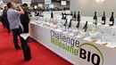 Seorang pengunjung mencicipi wine organik dalam pameran Millesime Bio 2018 di Kota Montpellier, Prancis, Senin (29/1). Pameran ini diikuti sebanyak 16 negara. (AFP PHOTO/PASCAL GUYOT)