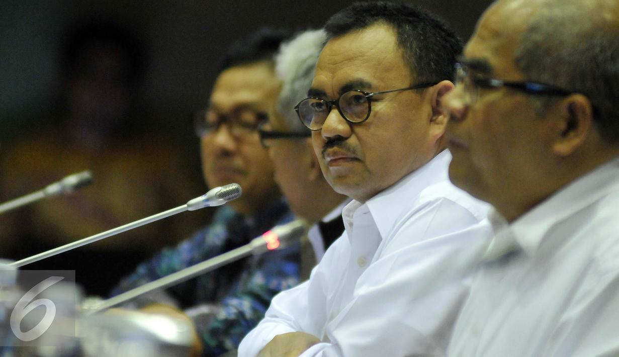 Menteri ESDM, Sudirman Said saat mengikuti Rapat Kerja dengan Komisi VII DPR RI di Kompleks Parlemen, Senayan, Jakarta, Selasa  (12/4). Rapat tersebut membahas Update Perkembangan soal Blok Masela dan Blok Mahakam. (Liputan6.com/Johan Tallo)