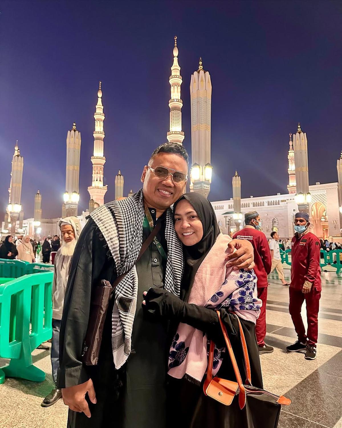 5 Potret Uya Kuya dan Astrid Jalani Umroh di Bulan Ramadhan, Perlihatkan Kemesraan