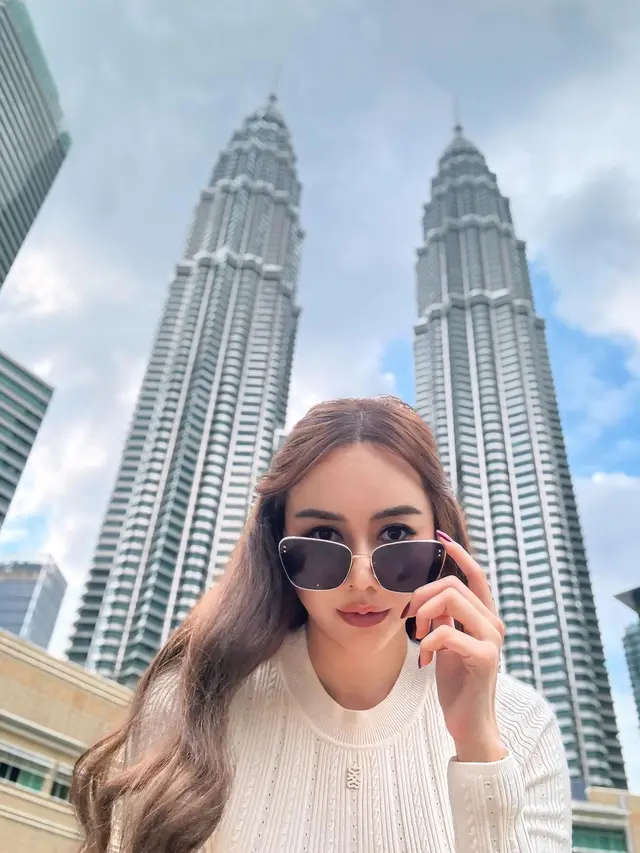 7 Potret Aura Kasih Promosi Series Gelas Kaca di Malaysia, Tampil Menawan