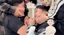 Ayuz memegang wajah anak pertamanya yang tak mau mencium adiknya yang ulang tahun. Kebahagiaan begitu terpancar dari Ayus dan Ririe  yang resmi cerai pada 24 Maret 2021 lalu. [Instagram/ririe_fairus]