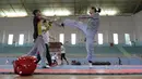 Mariska Helinda (kanan) saat beraksi pada sesi latihan tendangan Tim Taekwondo Indonesia yang ikut kategori Kyorugi di GOR Popki, Cibubur (13/7/2017). (Bola.com/Nicklas Hanoatubun)