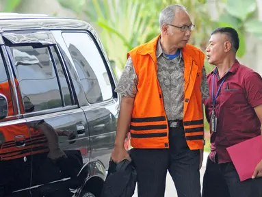 Dokter Bimanesh Sutarjo turun dari mobil saat akan menjalani pemeriksaan di Gedung KPK, Jakarta, Rabu (31/1). Bimanesh Sutarjo diperiksa terkait kasus hilangnya Setya Novanto. (Liputan6.com/Herman Zakharia)