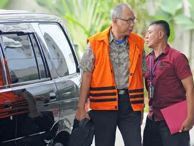 Dokter Bimanesh Sutarjo turun dari mobil saat akan menjalani pemeriksaan di Gedung KPK, Jakarta, Rabu (31/1). Bimanesh Sutarjo diperiksa terkait kasus hilangnya Setya Novanto. (Liputan6.com/Herman Zakharia)