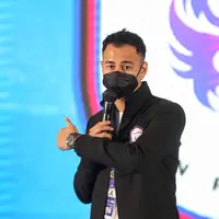 Raffi Ahmad dalam preskon Rans Cilegon FC di Kemayoran. Adrian.putra / Fimela