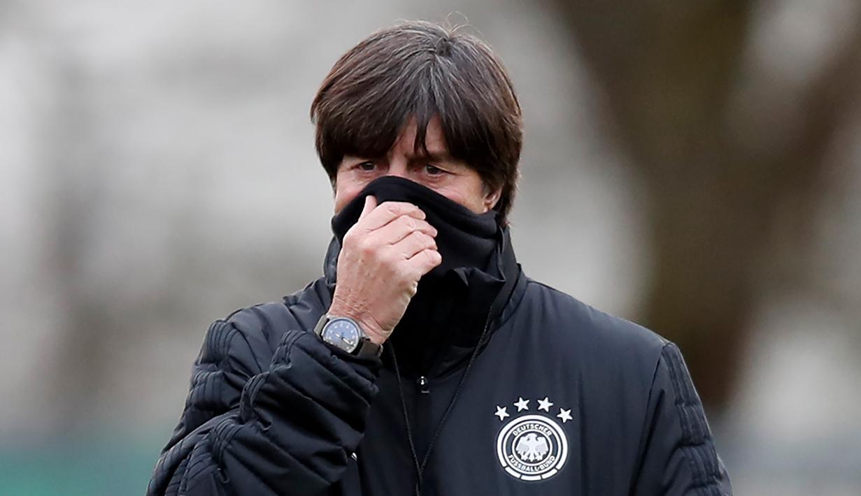  Pelatih timnas Jerman, Joachim Loew mengawasi timnya berlatih di Kamen, Jerman (21/03/2017). Jerman akan melawan Inggris pada laga persahabatan di Iduna Park Stadium. (EPA/Friedemann Vogel)
