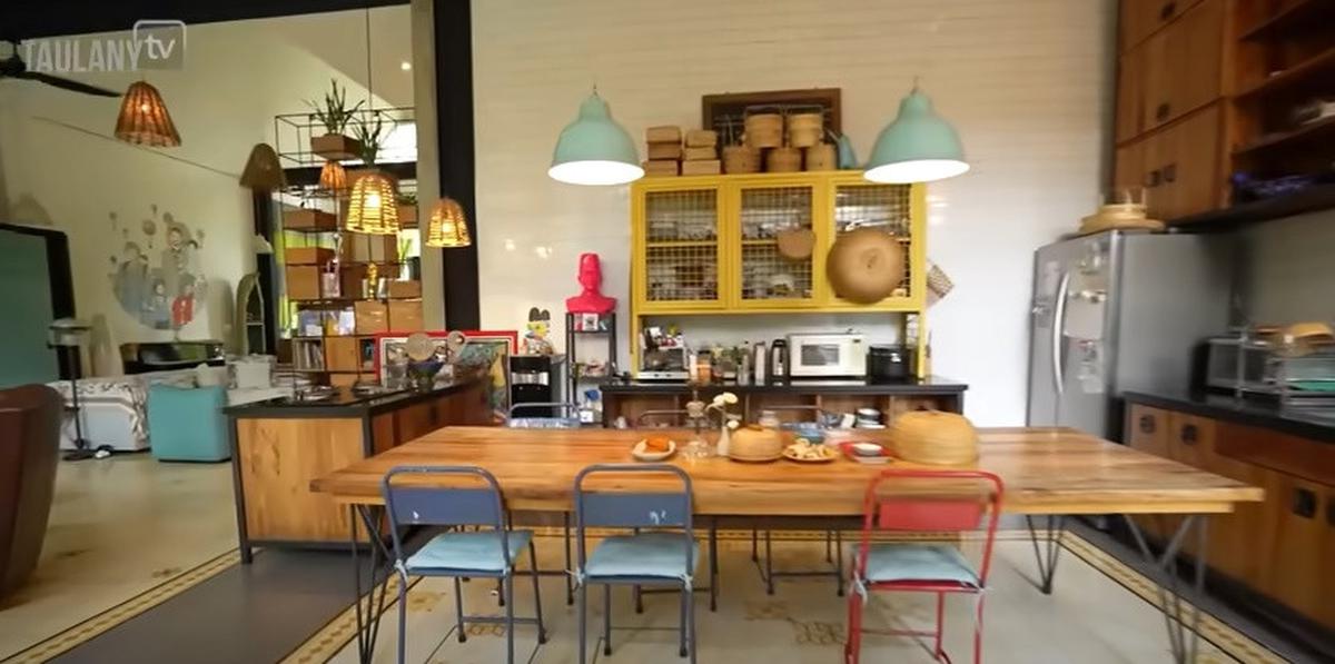 7 Potret Dapur Widi Mulia dan Dwi Sasono yang Unik, Artistik - Ada Rak Custom dari Barang Bekas
