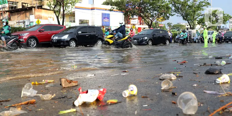 Saluran Air Tersumbat, Sebagian Ruas Jalan Margonda Tergenang