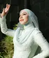 Kebaya tersebut kemudian dipadukan dengan hijab lilit polos bernuansa mint, Irish Bella juga kenakan kurung lace berwarna putih.