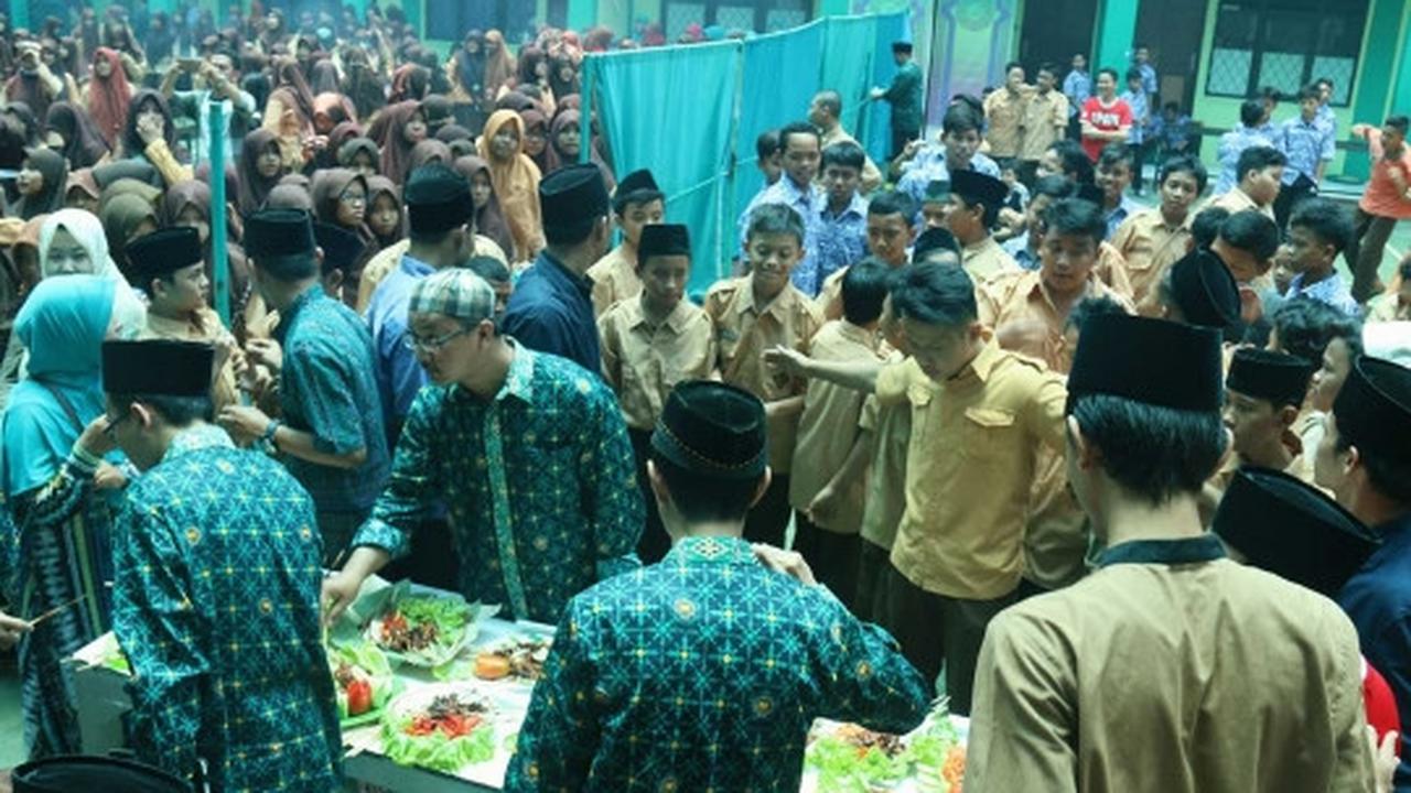 Nyate massal di Pondok Pesantren Asshiddiqiah