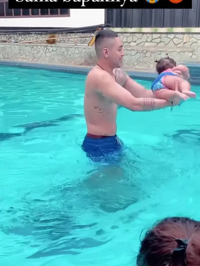 Momen Xarena anak Siti badriah dan Krisjiana Baharudin bermain di kolam renang. (Foto: Instagram Stories/sitibadriah)