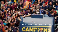 Para pemain Barcelona dan jajaran staf pelatih melakukan pawai juara La Liga 2015-2016, di sepanjang jalan kota Barcelona (15/5/2016). Tugas Lionel Messi dkk tinggal satu lagi lagi, yakni meraih trofi juara Copa del Rey 2015-2016. Pada partai final, merek