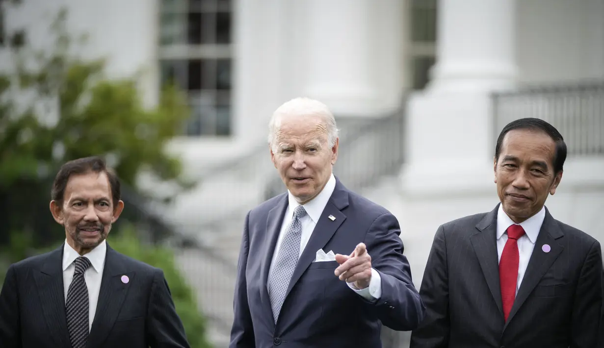 Presiden Joko Widodo (kanan) bersama Presiden AS Joe Biden (tengah) dan Sultan Brunei Haji Hassanal Bolkiah selama foto keluarga untuk KTT Khusus ASEAN-AS di Halaman Selatan Gedung Putih di Washington, DC pada 12 Mei 2022. (Drew Angerer/Getty Images/AFP)