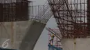 Pekerja tengah menyelesaikan proyek jalan tol Tanjung Priok, Jakarta, Selasa (8/12). Kebutuhan baja pada tahun depan akan meningkat dua kali lipat menjadi 28 juta ton menyusul masifnya pembangunan infrastruktur. (Liputan6.com/Angga Yuniar)