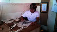 Tinta sablon berbahan baku ramah lingkungan yang dikembangkan kakak beradik, Wayan Hendra dan Gus Timbul. (Liputan6.com/Dewi Divianta)