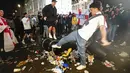 Fans yang tak terima kekalalahan tim kebanggaanya kalah pun meluapkan kekecewaanya dengan merusak fasilitas umum dan membuang sampah sembarangan. (Foto:AP/Victoria Jones)