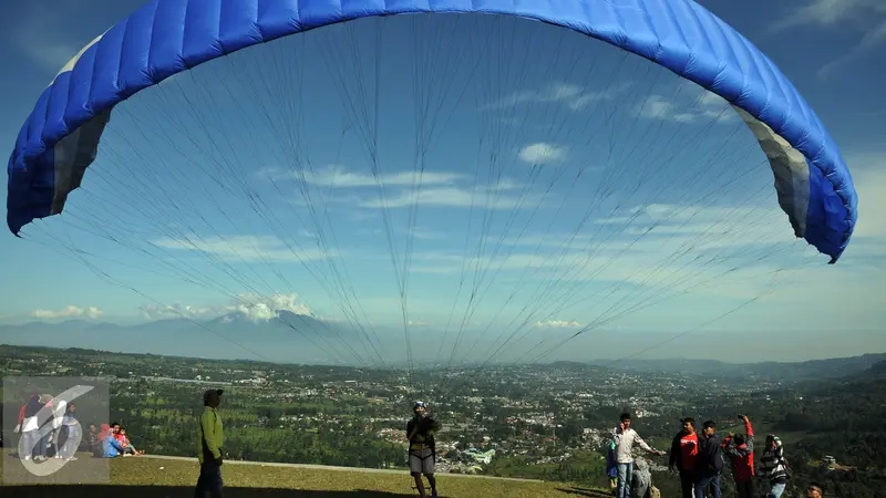 20160506- Paralayang Jadi Pilihan Favorit di Puncak-Bogor-Johan Tallo