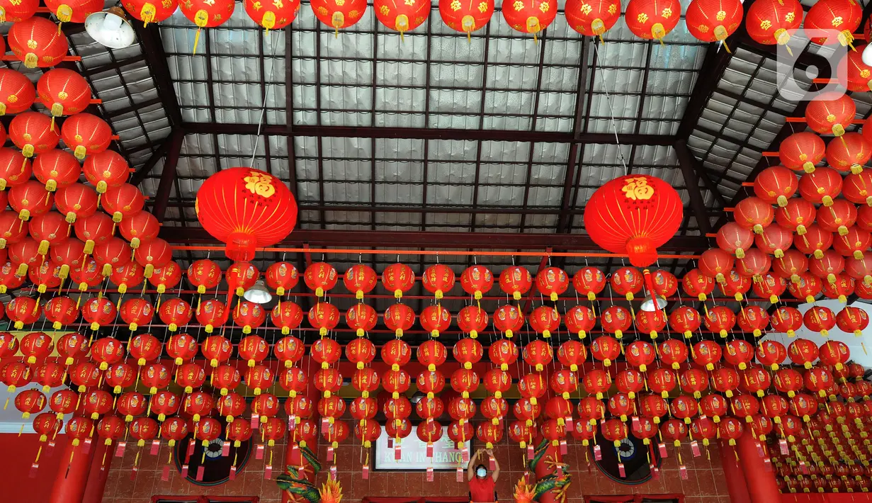 Warga  memasang lampion di Vihara Kwan In Thang, Pondok Cabe, Tangerang Selatan, Banten, Rabu (19/1/2022). Pemasangan lampion dalam rangka menyambut Tahun Baru Cina atau Imlek 1 Februari besok. (merdeka.com/Arie Basuki)