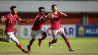 Gelandang Timnas Indonesia U-16, Riski Afrisal (kanan), disambut rekan-rekannya setelah berhasil mencetak gol ke gawang Myanmar dalam laga semifinal Piala AFF U-16 2022 di Stadion Maguwoharjo, Sleman, Rabu (10/8/2022). (Bola.com/Bagaskara Lazuardi)