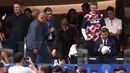 Tak sedikit dari mereka meminta tanda tangan baik dari Beckham maupun Tom Cruise. (AFP/Getty Images/Stu Forster)