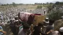 Pakistan mengadakan pemakaman pada hari Senin untuk para korban bom bunuh diri besar-besaran yang menargetkan demonstrasi seorang ulama pro-Taliban sehari sebelumnya. (AP Photo/Mohammad Sajjad)