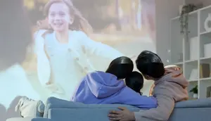Mau Nonton Film Serasa di Bioskop? Ini Perlengkapan Nonton yang Wajib Punya!