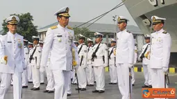 Citizen6, Jakarta: Kepala Staf Kaskolinlamil Laksamana Pertama TNI I.N.G.N Ary Atmaja, selaku Inspektur upacara, tengah memeriksa pasukan upacara di Lapangan Apel Mako kolinlamil, Tanjung Priok, Jakarta, Senin (10/9). (Pengirim: Dispenkolinlamil)