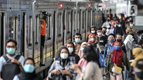 <p>Kepadatan calon penumpang kereta Commuter Line (KRL) di Stasiun Tanah Abang, Jakarta, Rabu (12/1/2022). Kementerian Kesehatan memprediksi penyebaran kasus COVID-19 varian Omicron di Indonesia akan terus terjadi hingga mencapai puncaknya pada Februari 2022. (merdeka.com/Iqbal S. Nugroho)</p>