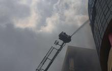 FOTO: Aksi Petugas Damkar Berjam-jam Berjibaku Atasi Kebakaran Dahsyat Glodok Plaza