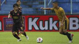 Kehadiran Rasyid Bakri yang dikenal trengginas memotong serangan lawan membuatnya kerap berkeliaran di area 16, bahkan menusuk sampai ke kotak penalti lawan. (Bola.com/Ikhwan Yanuar)