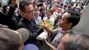 Seorang Aktivis bersalaman dengan perwakilan dari kedutaan Malaysia, Jakarta, Senin, (20/2/2015). Aktivis Semarang menggelar aksi memprotes makanan khas Kota Semarang Lumpia yang mengklaim sebagai produk negeri Malaysia. (Liputan6.com/Faizal Fanani)