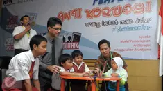 Pimpinan KPK, Laode M Syarif bermain Boardgames Antikorupsi bersama anak-anak SD di KPK, Jakarta, Jumat (15/4). Boardgames Antikorupsi merupakan inovasi terbaru dalam mengkampanyekan pemberantasan korupsi di Indonesia. (Liputan6.com/Helmi Afandi)