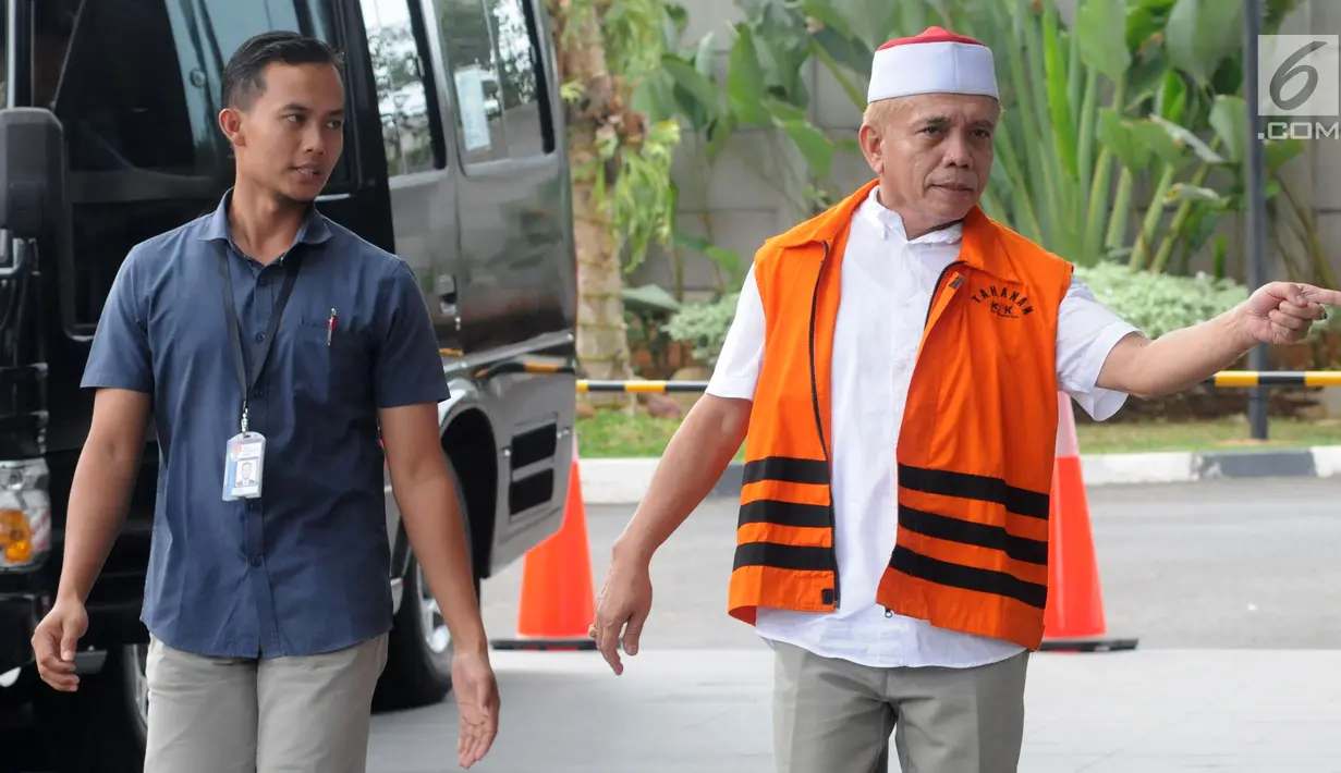Gubernur nonaktif Aceh Irwandi Yusuf (kanan) saat tiba di Gedung KPK, Jakarta, Jumat (24/8). Irwandi Yusuf diperiksa sebagai saksi untuk tersangka T Syaiful Bahri. (Merdeka.com/Dwi Narwoko)
