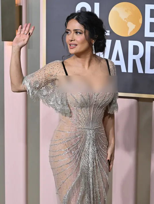 <p>Salma Hayek tiba pada acara Golden Globe Awards 2023 di Beverly Hilton Hotel, Beverly Hills, California, Amerika Serikat, 10 Januari 2023. Selain Hayek, sejumlah artis Hollywood lainnya juga tampil seksi pada acara tersebut di antaranya Heidi Klum dan Jessica Chastain. (Frederic J. Brown/AFP)</p>