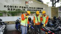 PLN Unit Induk Distribusi Jakarta Raya melakukan perkuatan kelistrikan di gedung Komisi Pemilihan Umum (KPU) Pusat di Jalan Imam Bonjol, Jakarta Pusat, jelang proses pendaftaran capres dan cawapres. (Ist)