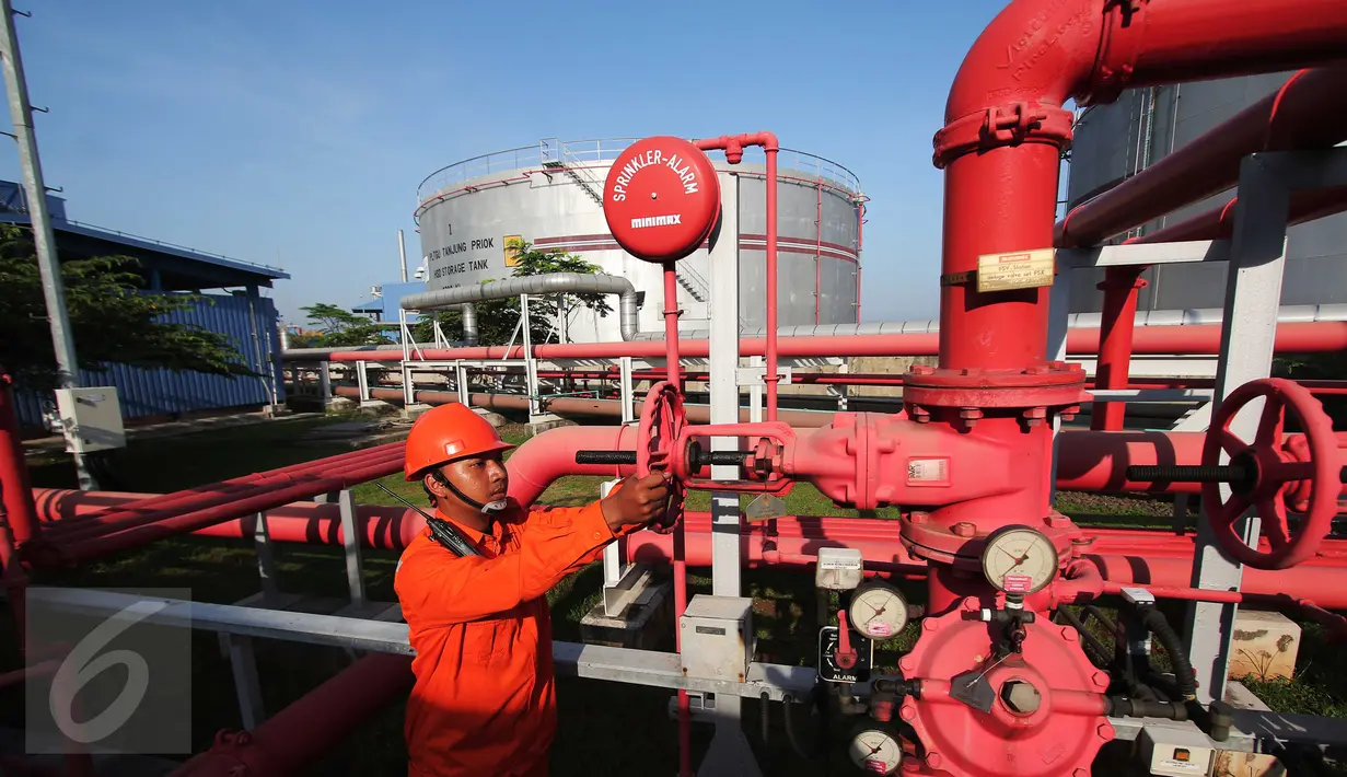 Petugas mengendalikan pipa saluran gas di PLTGU Jakarta, Rabu (9/3). PLN memperkirakan konsumsi listrik nasional pada tahun 2016 diperkirakan mencapai 225 terrawatt hour (twh) atau meningkat 11,4 persen dibandingkan tahun 2015 (Liputan6.com/Angga Yuniar)