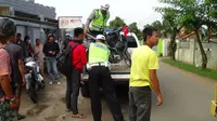 Akibat menghindari bagian jalan rusak, seorang pengendara motor jatuh dan harus dilarikan ke Rumah Sakit (RS) Bayu Asih Purwakarta 