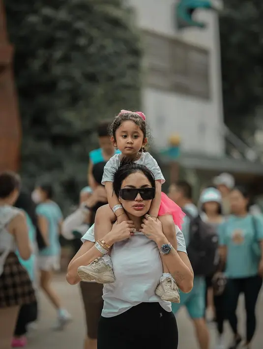 Gaya gemas lainnya dari Nikita, ia tampil mengenakan kaus putih polos, yang dipadukan dengan celana jeans hitam, dan memakai sunglasses. [Foto: Instagram/nikitamirzanimawardi_172]