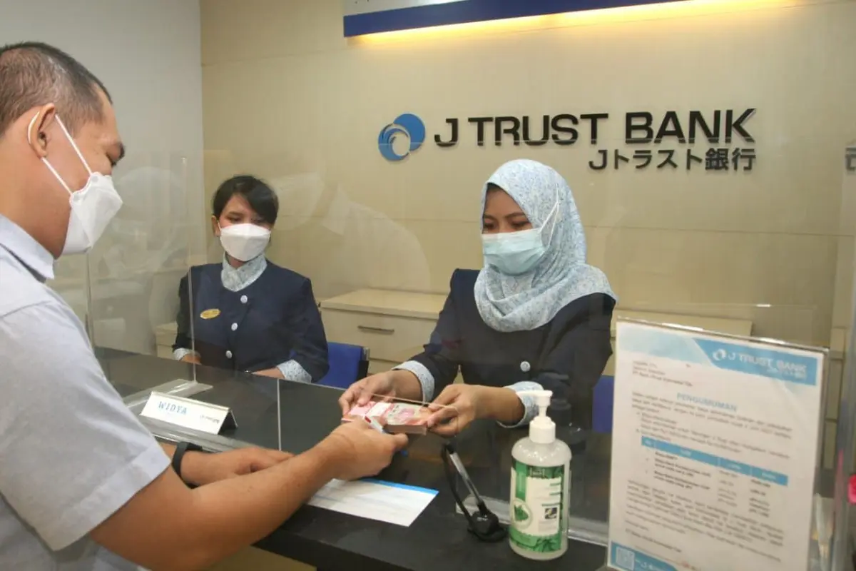 Transaksi di cabang PT Bank JTrust Indonesia Tbk. (Dok J Trust Bank)