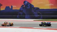 Pembalap Repsol Honda, Marc Marquez dan Valentino Rossi, rider Movistar Yamaha, pada MotoGP Austin 2017. (AP Photo/Eric Gay)