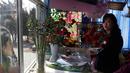 Seorang pedagang menyiapkan karangan bunga untuk pelanggan ketika sejumlah wanita menandai Hari Perempuan Internasional di Pyongyang, Korea Utara, Jumat (8/3). (AP Photo/Dita Alangkara)