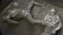 Para arkeolog menemukan sisa jasad dua penduduk kota kuno Romawi Pompeii, seperti diumumkan otoritas arkeologi Italia pada Sabtu (21/11/2020). Dua jasad itu diperkirakan berasal dari tahun 79 M saat Pompeii dilanda letusan gunung berapi hingga menghancurkan kota (Parco Archeologico di Pompei via AP)