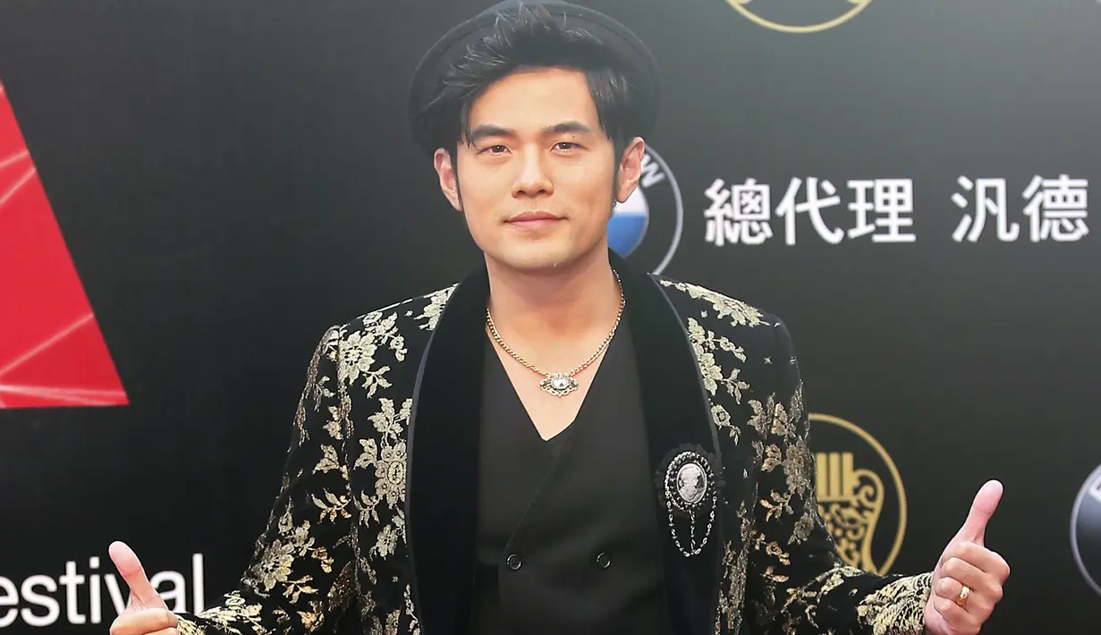 Penyanyi Taiwan, Jay Chou berpose di red carpet saat menghadiri 26th Golden Melody Awards di Taipei, Sabtu (27/6/2015). (REUTERS/Toby Chang)