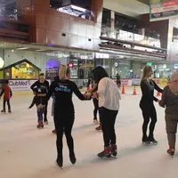 Pemain Disney on Ice mengajarkan para pengunjung bermain ice skating | Istimewa