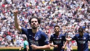 Pemain PSG, Vitinha, melakukan selebrasi setelah mencetak gol ke gawang Atletico Madrid dalam laga pembuka Grup B Piala Dunia Antarklub 2025 di Stadion Rose Bowl, Pasadena, Senin (16/6/2025) dini hari WIB. (AP Photo/Jae Hong)