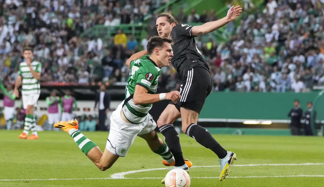 Pemain Juventus, Adrien Rabiot, menghadang pergerakan pemain Sporting CP, Manuel Ugarte, pada laga leg kedua perempat final Liga Europa di Stadion the Alvalade, Jumat (21/4/2023). (AP Photo/Armando Franca)