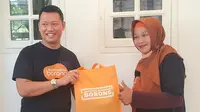 Country Manager Borong Indonesia Ronald Sipahutar (kiri) dan salah satu pelaku UMKM lokal asal Semarang Jawa Tengah, Rabu (20/7/2022).