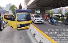 Kronologi Truk Tabrak Separator Busway hingga Tersangkut di Cawang
