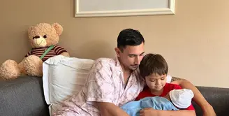 Vincent Verhaag bersama El Barack Alexander dan putra kandungnya dengan Jessica Iskandar. (Instagram @alexanderbarackel)